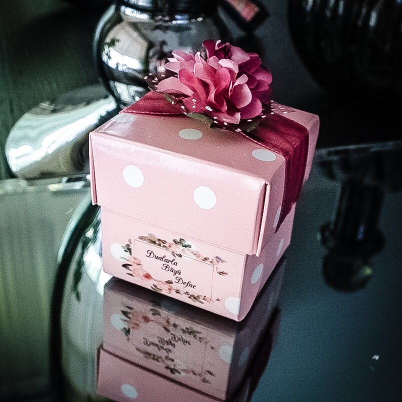 Pembe Çiçekli, Puantiyeli Pembe Şeker Kutusu