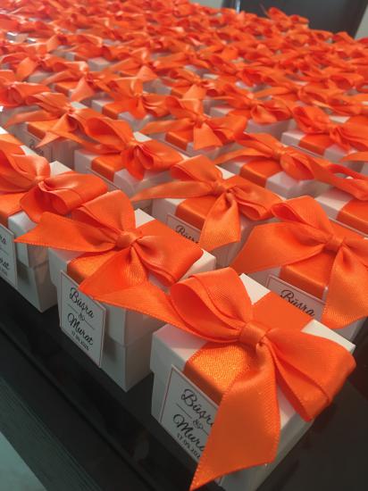 Turuncu Fiyonklu Şeker Kutusu